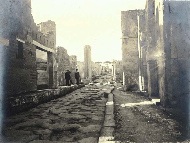 V.1.15 Pompeii.  March 2009.  Atrium with Impluvium.  Looking east into open Tablinum, and with Bakery area at rear.