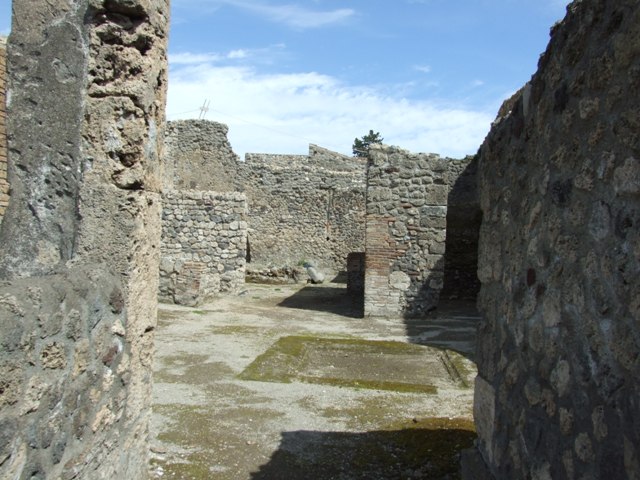 V.1.15 Pompeii.  September 2004.  Looking east along entrance corridor.