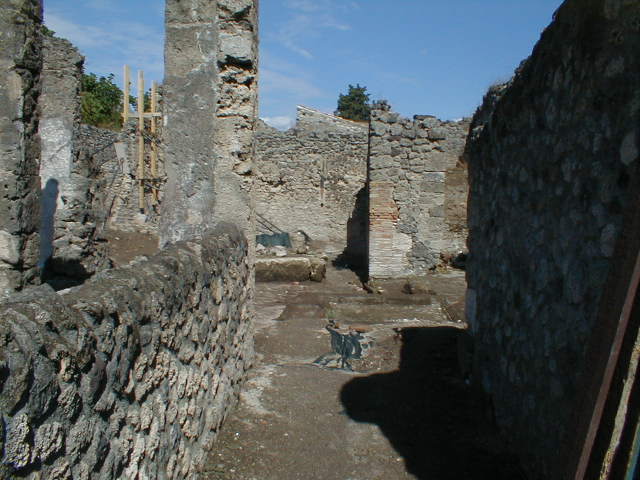 V.1.15 Pompeii.  March 2009. Doorway to Cubiculum on north side of atrium.
