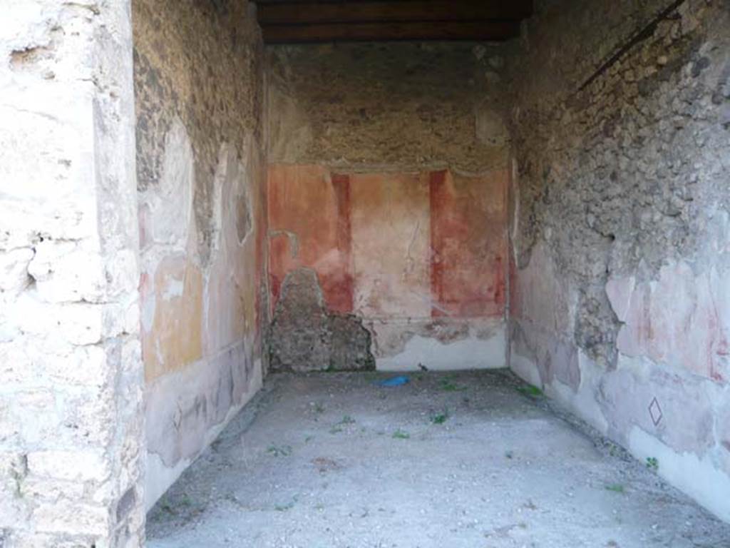 V.1.18 Pompeii. May 2012. Oecus “p”, looking north in large room on north side of peristyle.  Photo courtesy of Buzz Ferebee. 
