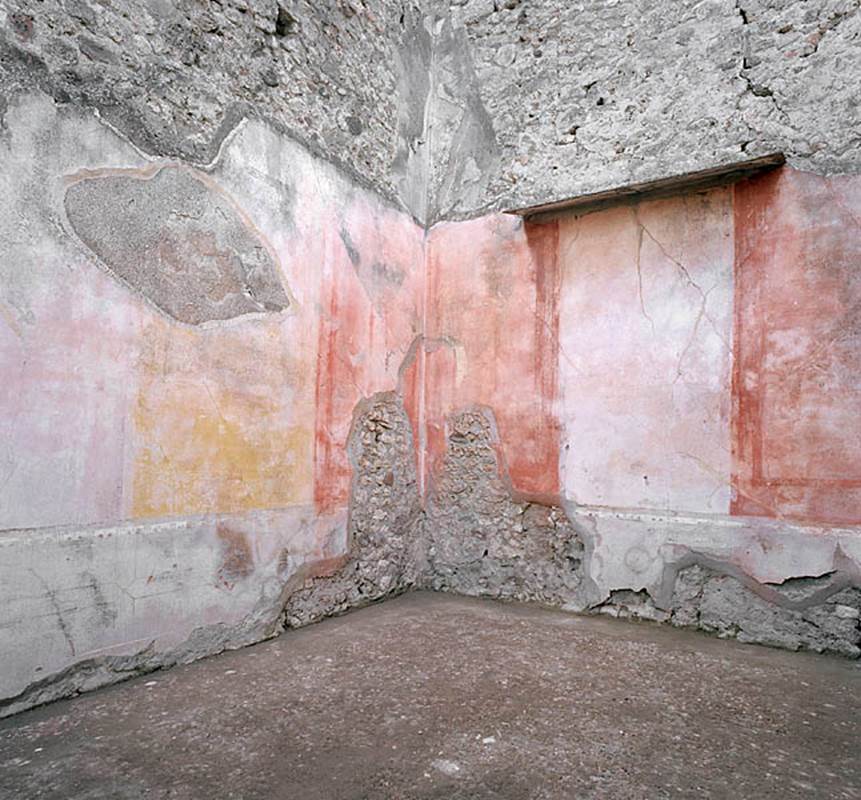 V.1.18 Pompeii. c.2005-2008.  
Room “p”, oecus, looking towards north-west corner. Photo by Hans Thorwid.
Photo courtesy of The Swedish Pompeii Project.
