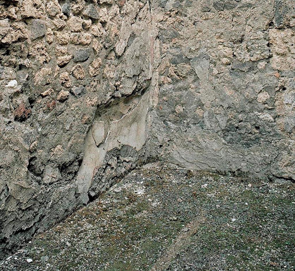V.1.18 Pompeii. c.2005-2008.   
Room “f”, recess/niche in north wall in north-east corner. Photo by Thomas Staub. 
Photo courtesy of The Swedish Pompeii Project.
