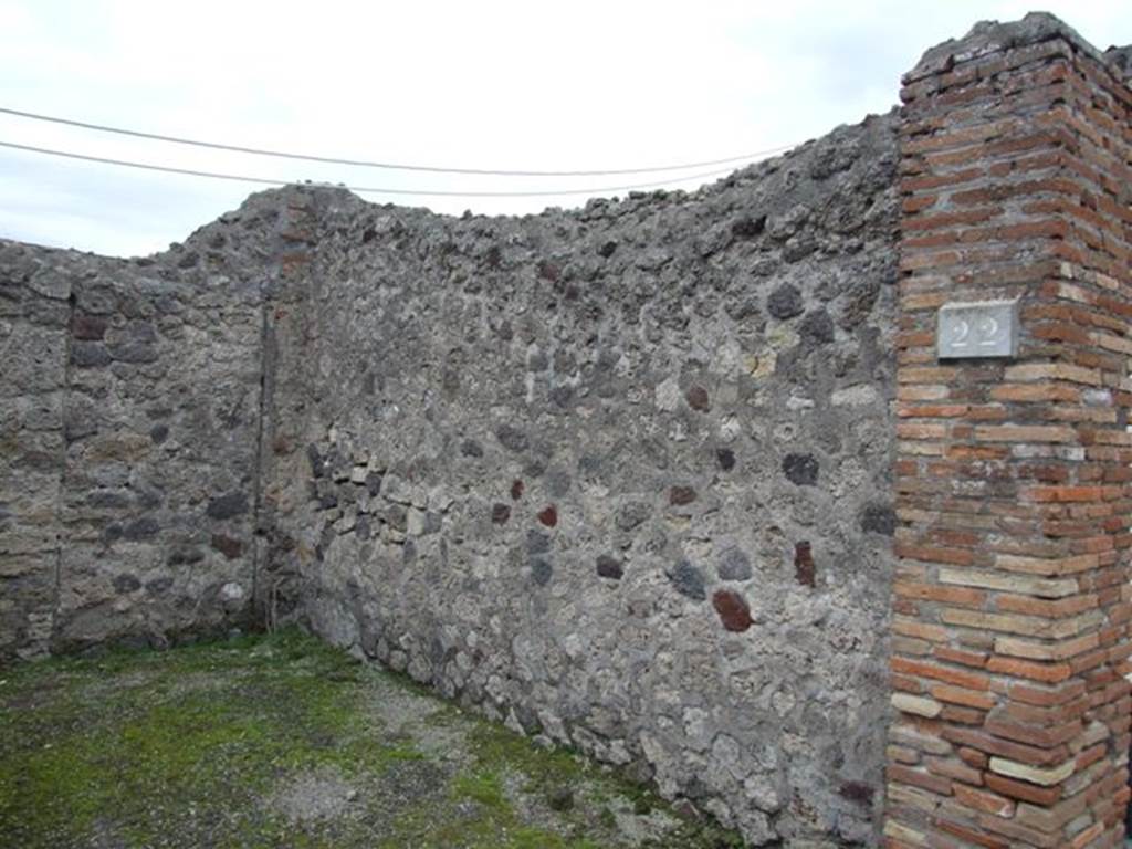 V.1.22 Pompeii.  Shop.  December 2007.  South wall.