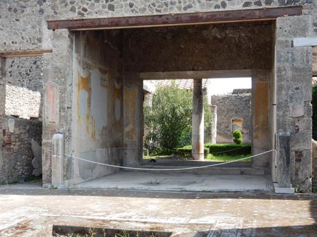 V.1.26 Pompeii. May 2015. Room 8, looking towards tablinum from atrium.
Photo courtesy of Buzz Ferebee.
