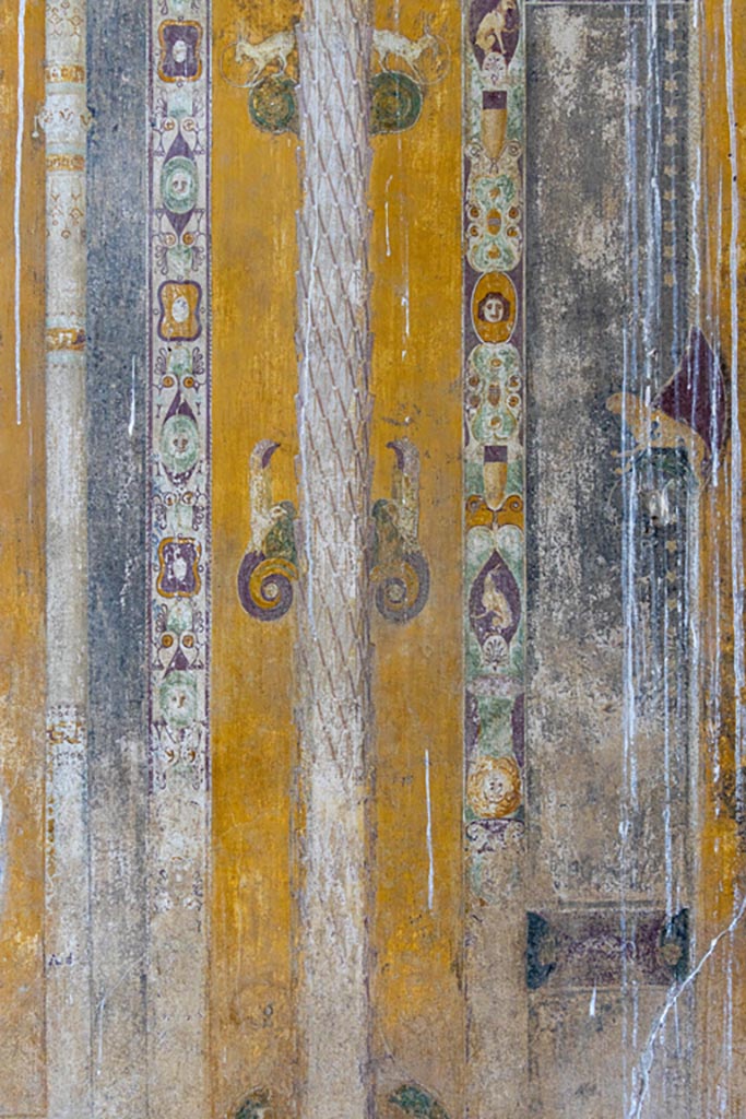V.1.26 Pompeii. October 2023. 
Room “i”, north wall of tablinum, detail from between panels at east end. Photo courtesy of Johannes Eber.

