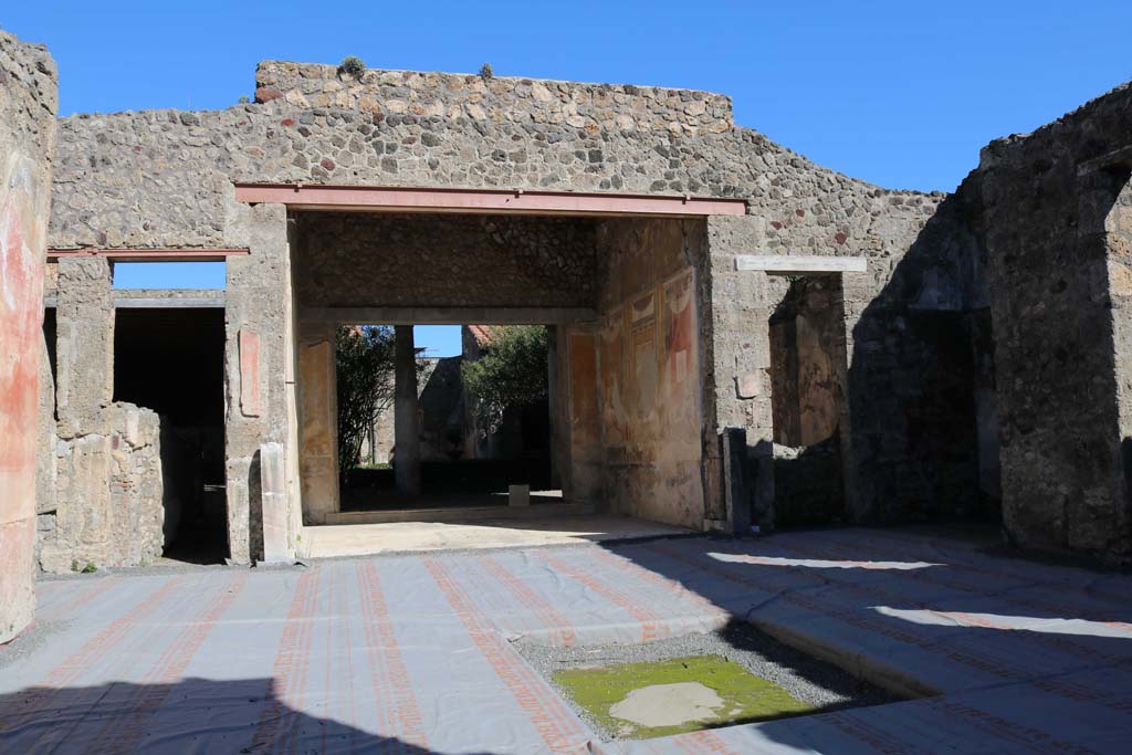 V.1.26 Pompeii. December 2018. Room “i”, looking east towards south wall of tablinum, from atrium. Photo courtesy of Aude Durand.

