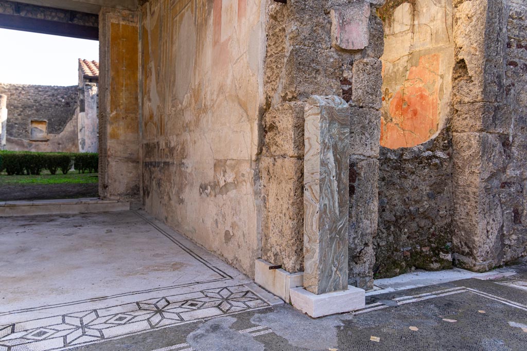 V.1.26 Pompeii. May 2015. Room 8, south wall of tablinum, from atrium. Photo courtesy of Buzz Ferebee.
