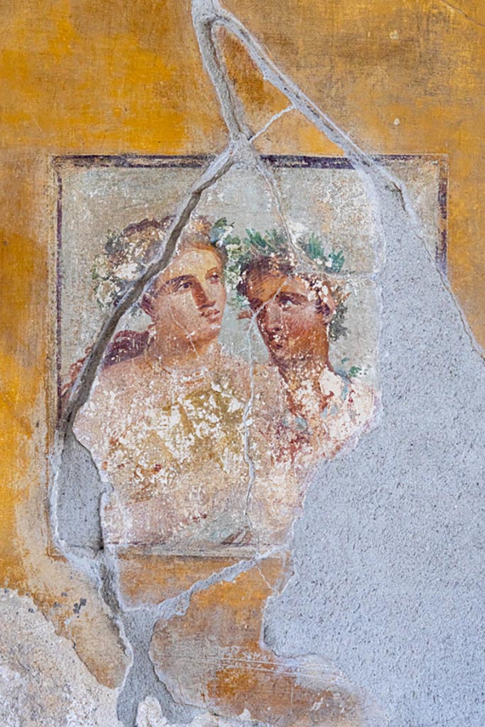 V.1.26 Pompeii. October 2023. 
Room “i”, detail of wall painting of Satyr and Maenad, from east end of south wall. 
Photo courtesy of Johannes Eber.

