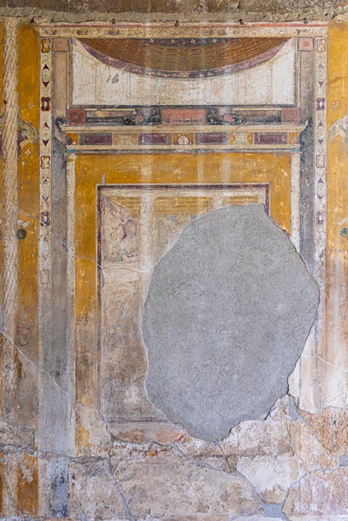 V.1.26 Pompeii. October 2023. 
Room “i”, detail of central panel from south wall. Photo courtesy of Johannes Eber.

