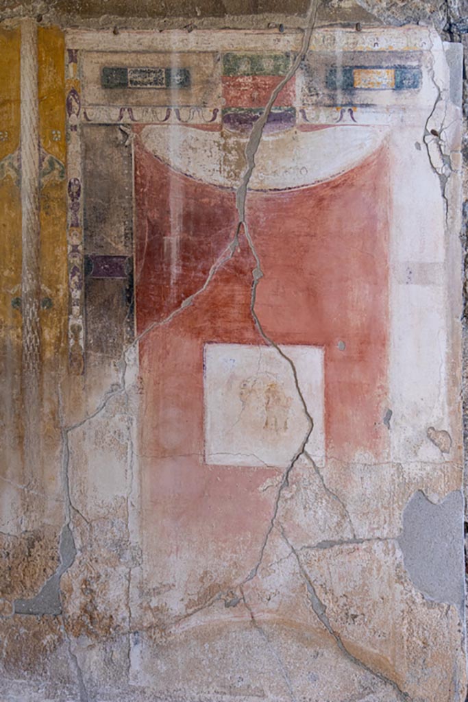 V.1.26 Pompeii. October 2023. 
Room “i”, detail of panel at west end of south wall of tablinum. Photo courtesy of Johannes Eber.

