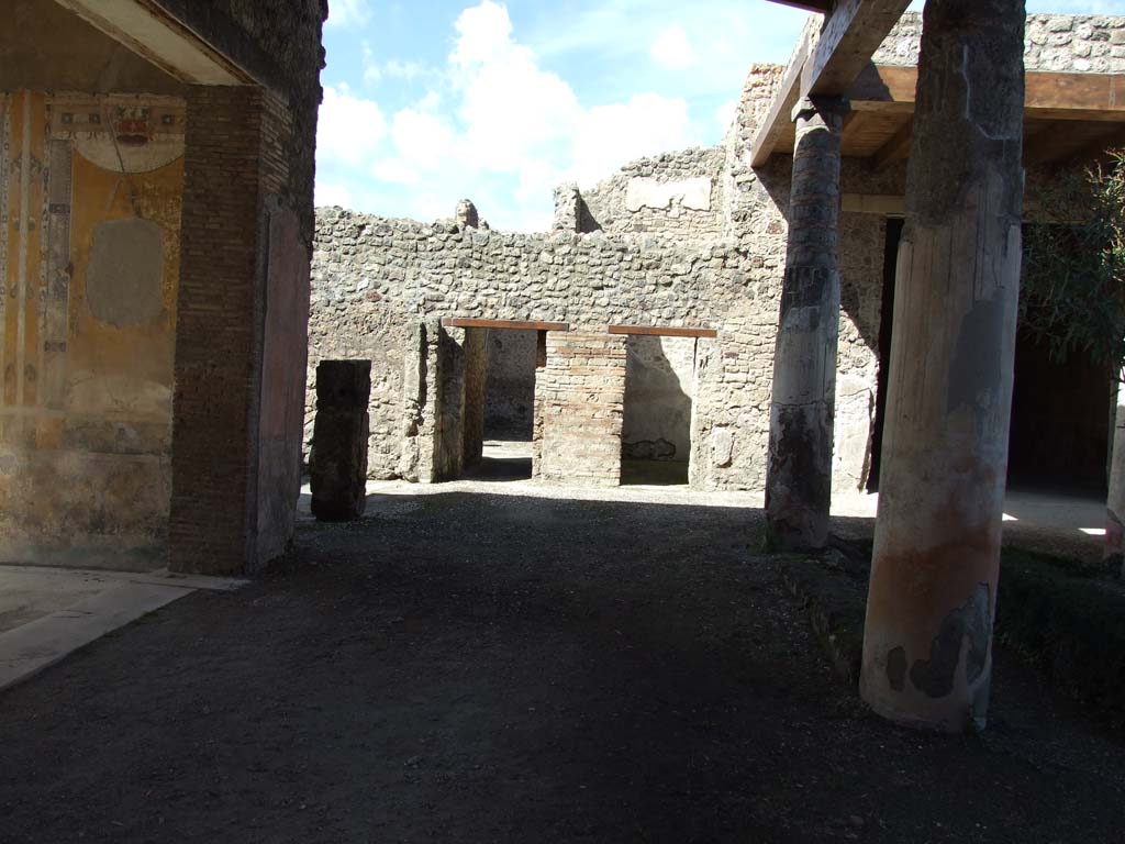 V.1.26  Pompeii.  March 2009.  Room 11.  Looking east across south side of Peristyle garden.