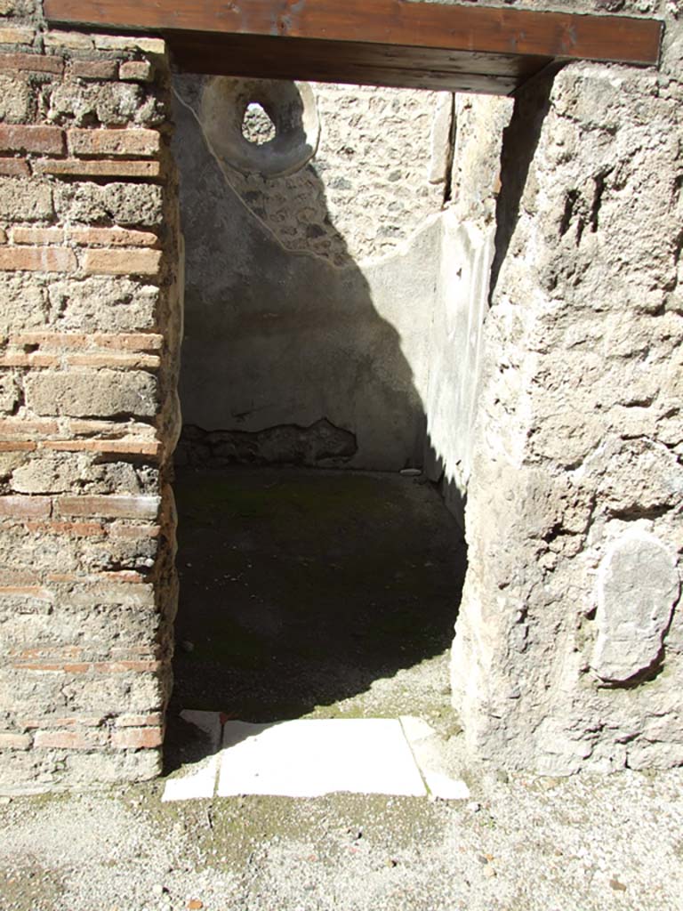 V.1.26  Pompeii.  March 2009.  Room 14.  Doorway to small room on north side of portico.