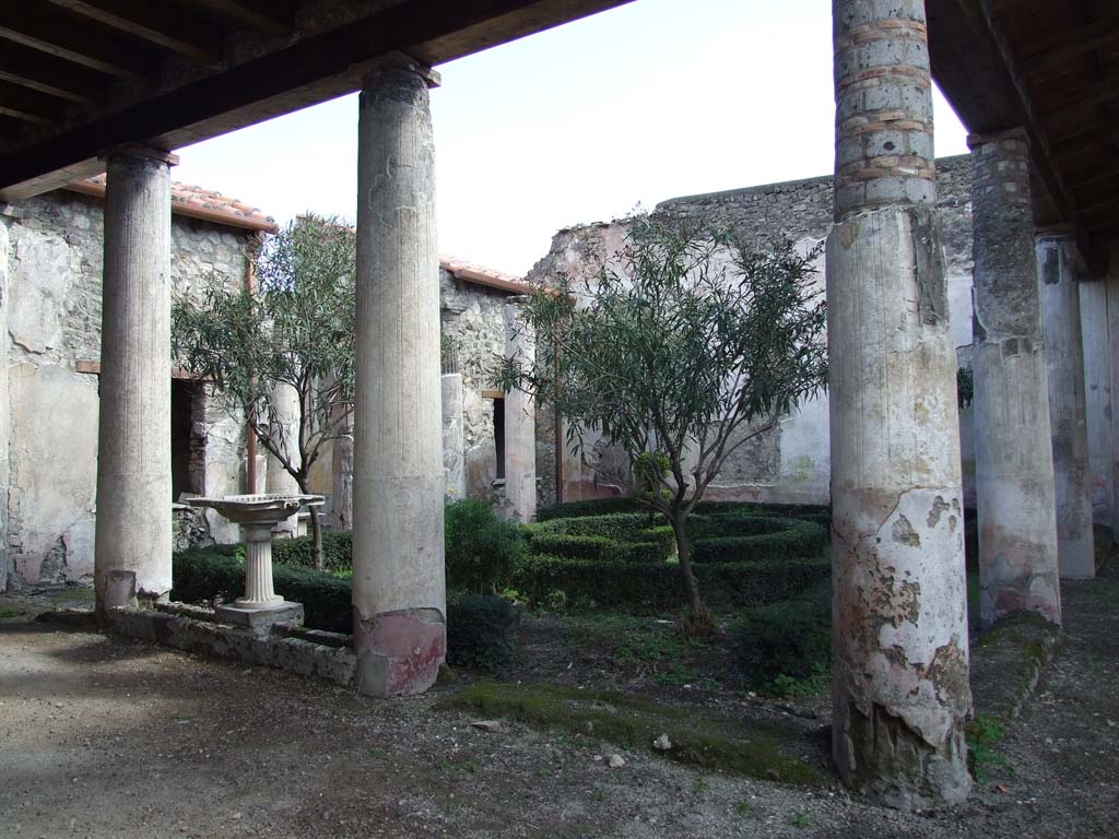 V.1.26  Pompeii.  March 2009.  Room 10.  Looking south across west Portico, at rear of Tablinum.