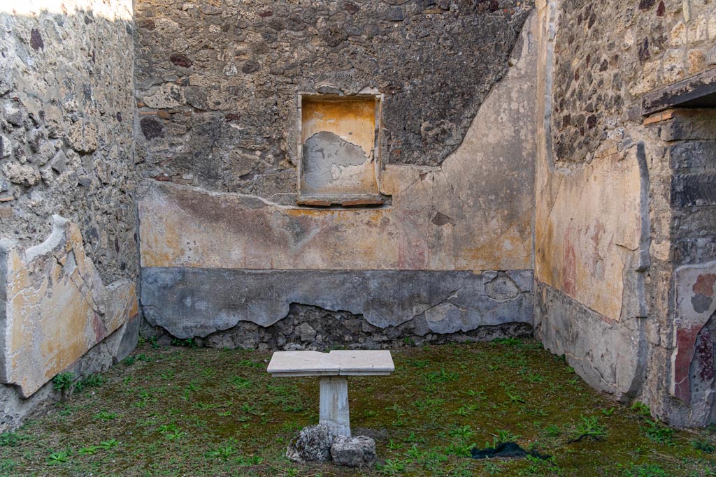 V.1.26 Pompeii. March 2009. Room 21, rectangular niche in east wall of exedra.