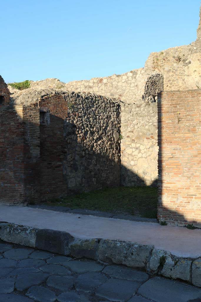 V.1.30 Pompeii. March 2009. 
Entrance doorway, looking east from Via del Vesuvio. Photo courtesy of Aude Durand.
