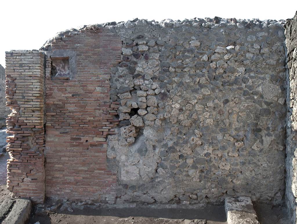 V.1.30 Pompeii. December 2018. Detail of niche from west end of north wall. Photo courtesy of Aude Durand.