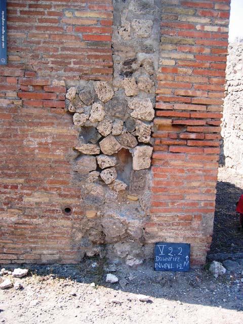 V.2.2 Pompeii.  May 2005.  Entrance.  Looking north.