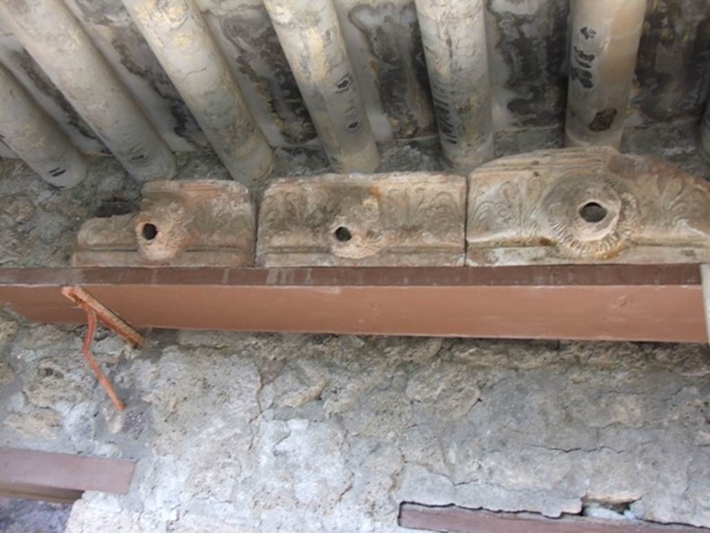 V.2.4 Pompeii. Spouts on a shelf in peristyle, room 13.