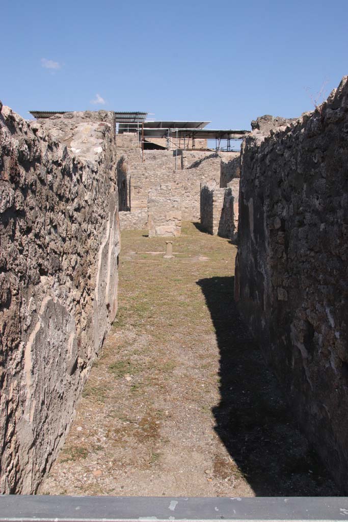 V.2.7 Pompeii. September 2021. 
Looking north from entrance corridor or fauces, across atrium. Photo courtesy of Klaus Heese.
