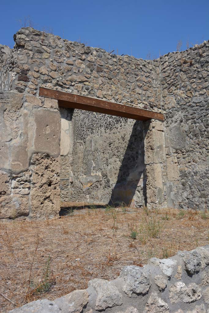 V.2.10 Pompeii. September 2019. 
Looking towards doorway to room 11 at east end of north portico.
Foto Annette Haug, ERC Grant 681269 DÉCOR.
