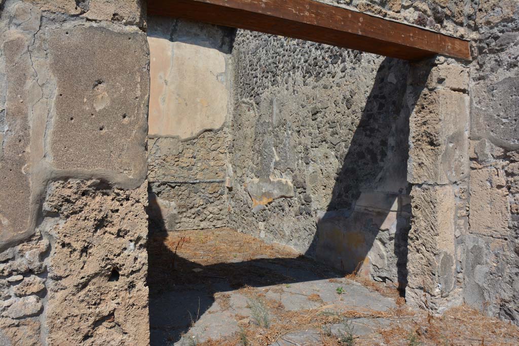 V.2.10 Pompeii. September 2019. Room 11, looking north-east through doorway from north portico.
Foto Annette Haug, ERC Grant 681269 DÉCOR.

