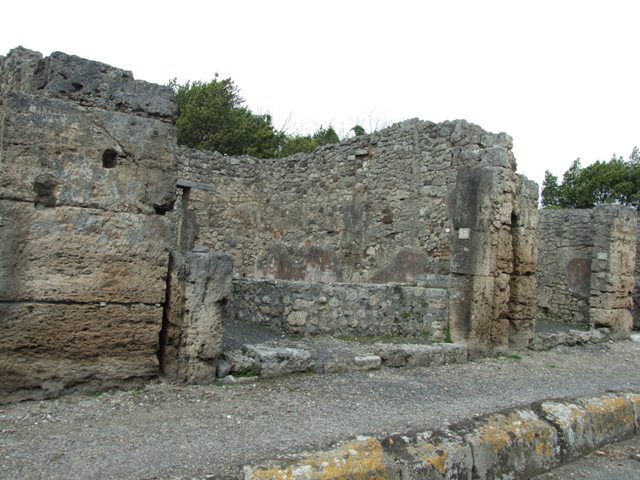 V.2.13 Pompeii,  March 2009. Looking north across thermopolium.

 
