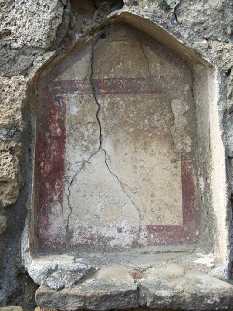 V.2.15 Pompeii. March 2009. Niche in peristyle between room 9 and room 8.  
The niche was covered in white plaster and outlined with broad red stripes.
