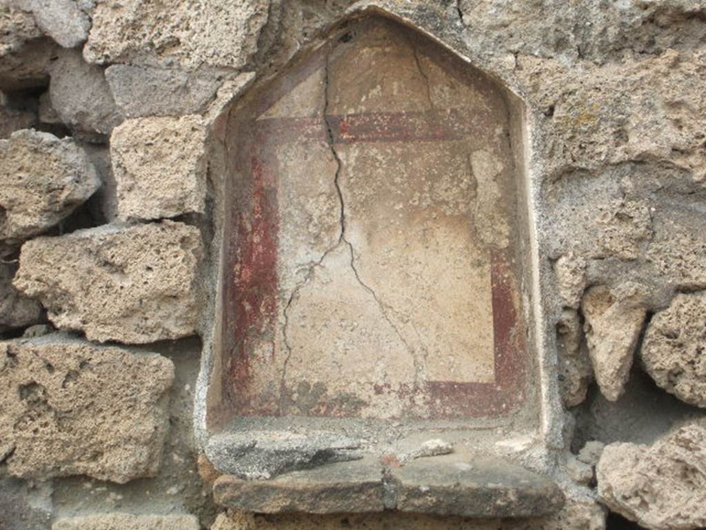 V.2.15 Pompeii. May 2005.  Niche in peristyle between room 9 and room 8.  