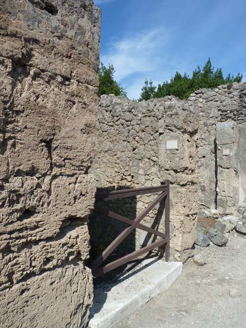 V.2.15 Pompeii. September 2015. Entrance doorway, looking east.