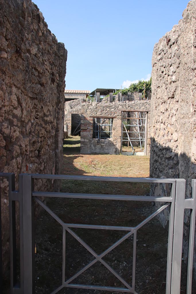 V.2.15 Pompeii. September 2015. Looking north along the entrance corridor.