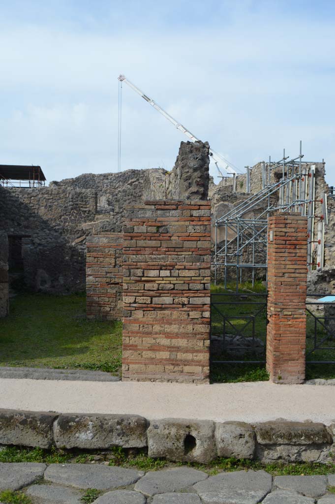V.2.18 Pompeii. March 2019. Looking north to entrance doorway, in centre.
Foto Taylor Lauritsen, ERC Grant 681269 DCOR.
