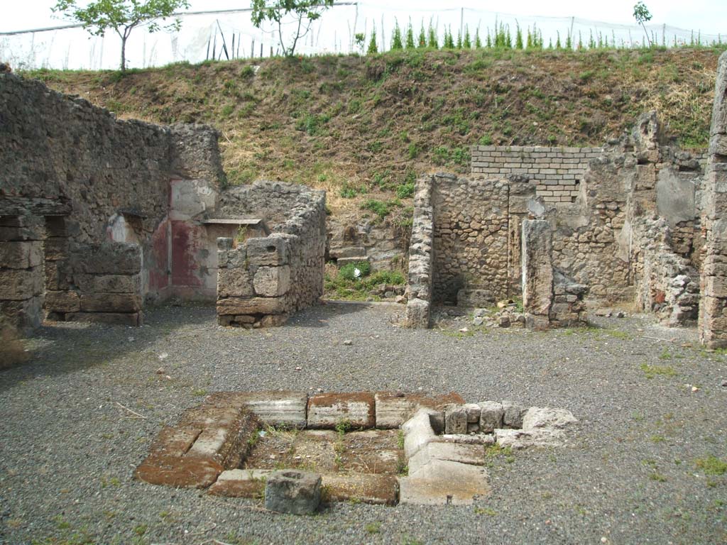 V.2.g Pompeii. September 2021. Looking south towards impluvium and cistern mouth in room ‘b’ the atrium. Photo courtesy of Klaus Heese.

