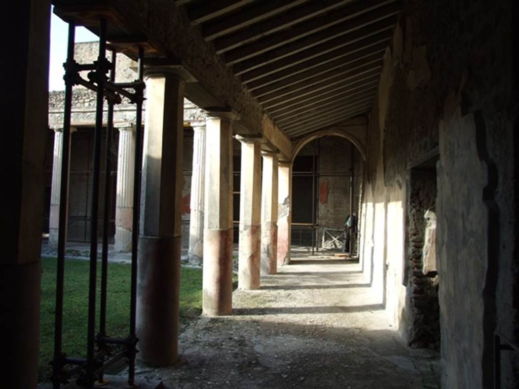 V.2.i Pompeii. December 2007. Room 23, east side of peristyle, looking north.
