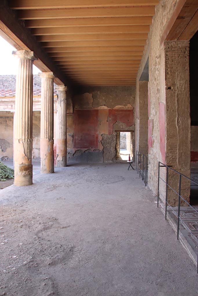 V.2.i Pompeii.  October 2023. 
Looking west across north portico of peristyle towards doorway to room 11, kitchen.
Photo courtesy of Klaus Heese.
