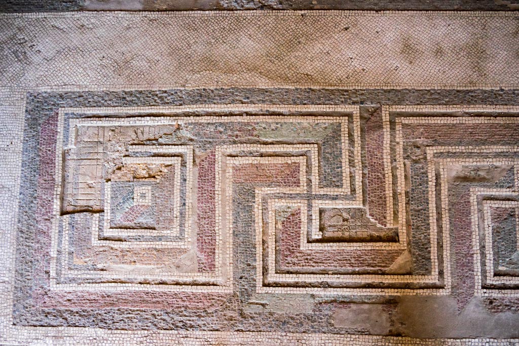 V.2.i Pompeii. August 2023. Room 24, mosaic threshold of doorway at west end. Photo courtesy of Johannes Eber.