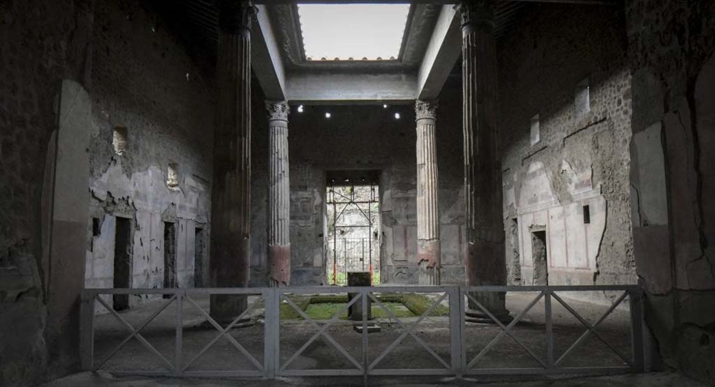 V.2.i Pompeii. May 2018. Room 7, tablinum looking north through atrium 1 to entrance.