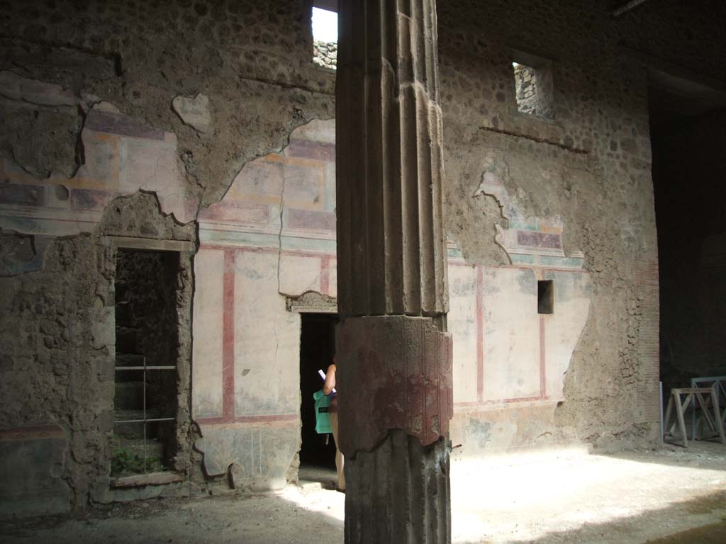 V.2.i Pompeii. May 2005. Room 1, atrium. East side showing windows of rooms on upper floor.