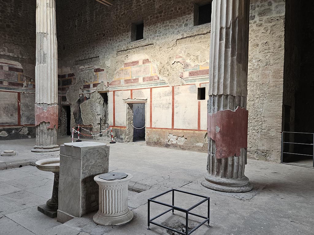 V.2.i Pompeii. November 2024. Looking towards east wall of atrium. Photo courtesy of Annette Haug.