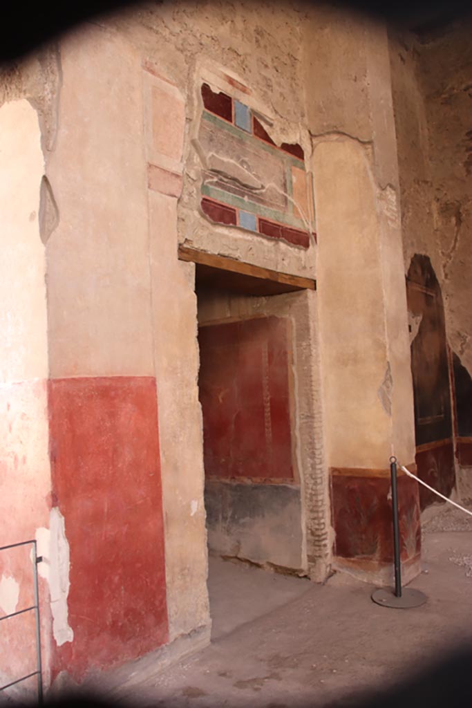V.2.i Pompeii.  October 2023. 
Room 1, south-west corner of atrium, doorway to corridor 10. Photo courtesy of Klaus Heese.
