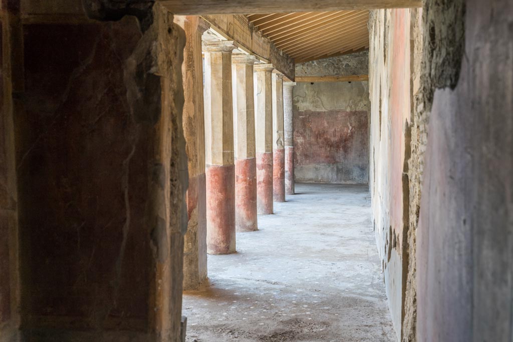 V.2.i Pompeii. March 2023. Room 10, looking south along corridor to peristyle. Photo courtesy of Johannes Eber.