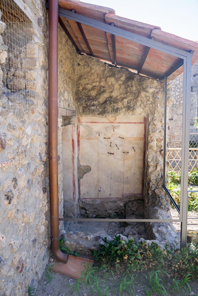 V.2.i Pompeii. August 2023. 
Room 13, looking towards south wall of latrine from garden area. Photo courtesy of Johannes Eber.

