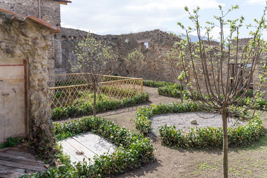 V.2.i Pompeii. March 2023. 
Room 12, looking south-west across garden area, from near latrine, on left. Photo courtesy of Johannes Eber.

