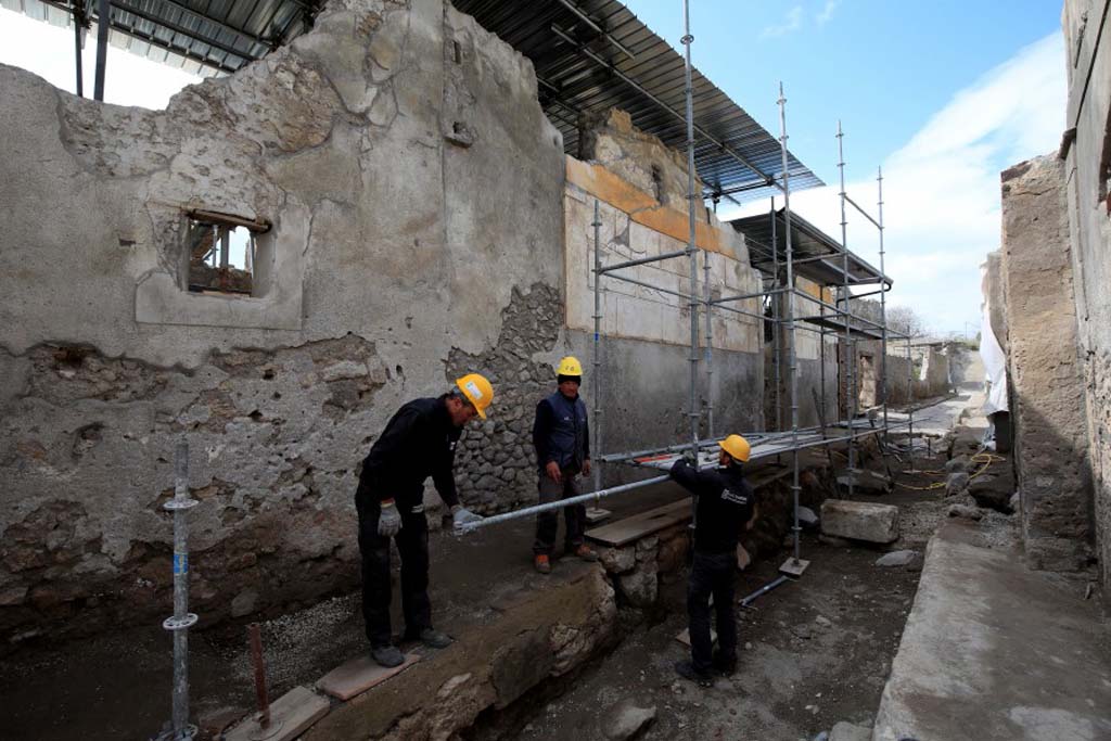 V.2.Pompeii. Casa di Orione. September 2021. Looking towards south wall of entrance corridor/fauces. Photo courtesy of Klaus Heese.