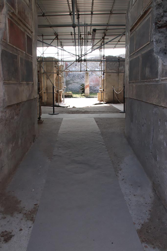 V.2.Pompeii. Casa di Orione. September 2021. Looking towards north wall of entrance corridor/fauces. Photo courtesy of Klaus Heese.