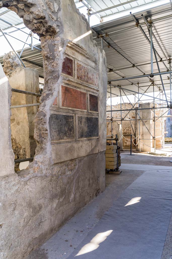 V.2.Pompeii. Casa di Orione. September 2021. 
Looking towards south wall of entrance corridor/fauces from entrance doorway. Photo courtesy of Klaus Heese.
