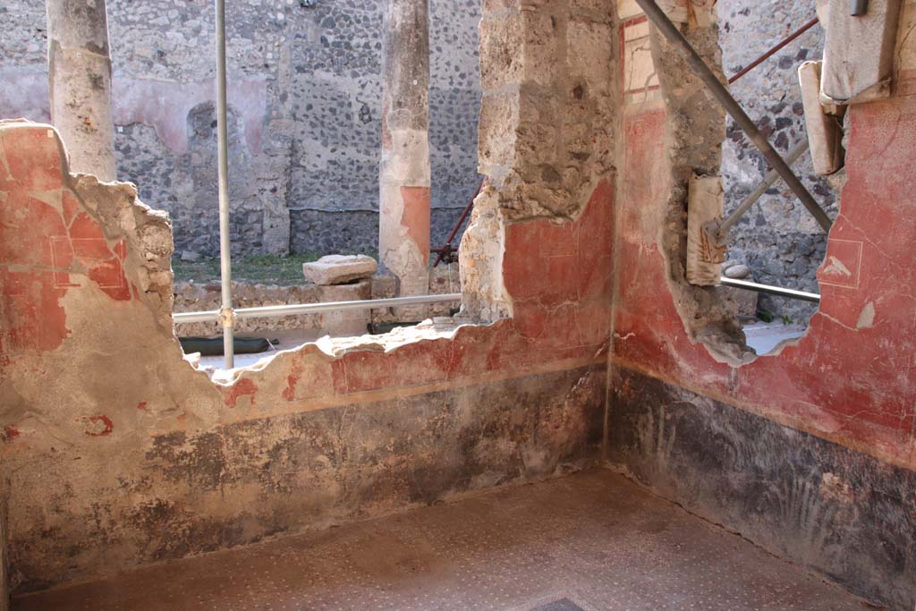 V.2 Pompeii. Casa di Orione. April 2022. Room 6, floor mosaic with panther. Photo courtesy of Johannes Eber.