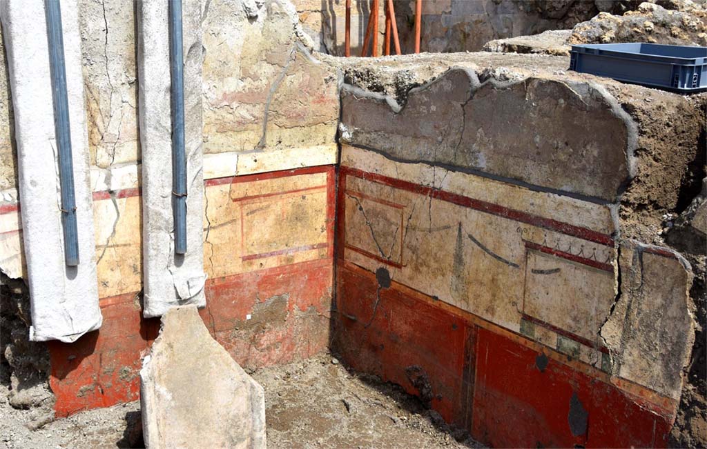 V.2.Pompeii. Casa di Orione. September 2021. 
Looking west across atrium towards tablinum leading to peristyle/garden. Photo courtesy of Klaus Heese.
