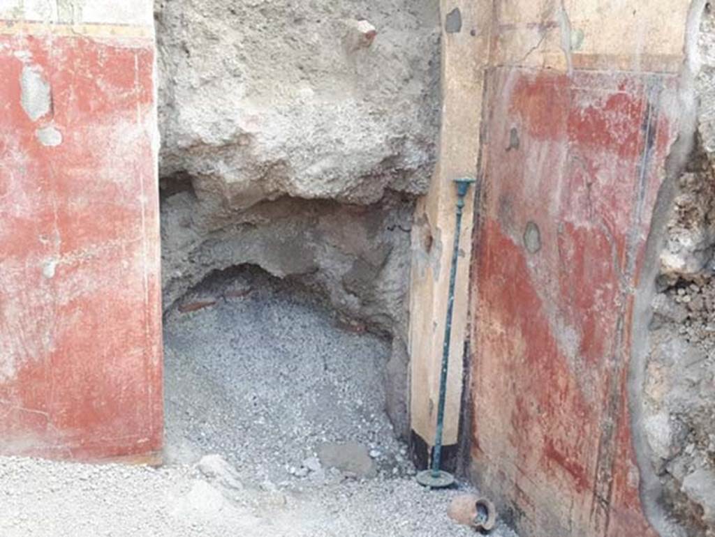 V.2.Pompeii. Casa di Orione. August 2018. Room A10, triclinium, with traces of a burnt couch on the floor.
Photograph © Parco Archeologico di Pompei.

