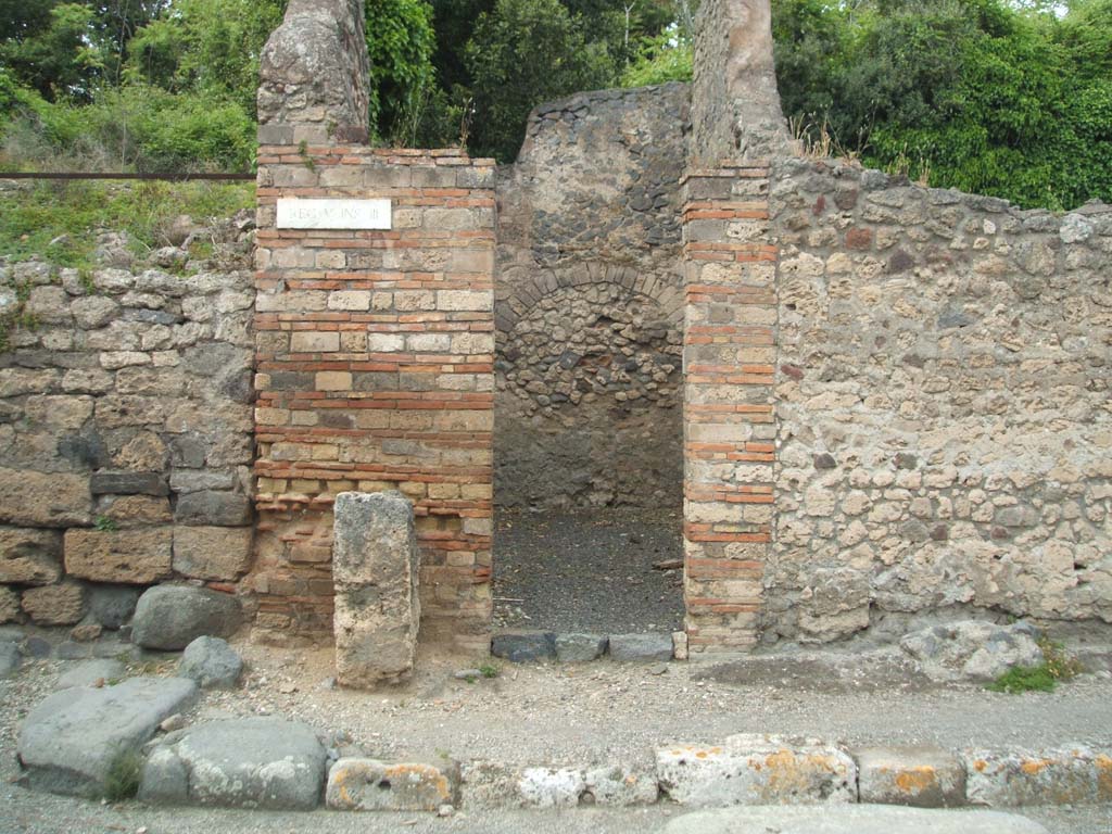 V.3.1 Pompeii. May 2005. Entrance to small room, which would have had wooden stairs to upper floor.