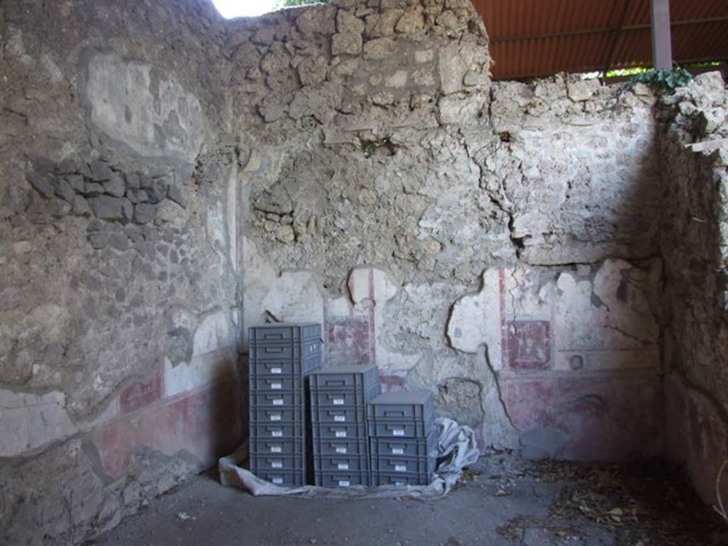 V.3.4 Pompeii. March 2009. Triclinium, west wall. According to Sogliano, the room was covered by a barrel-vaulted roof. The floor was made from rough cocciopesto.
